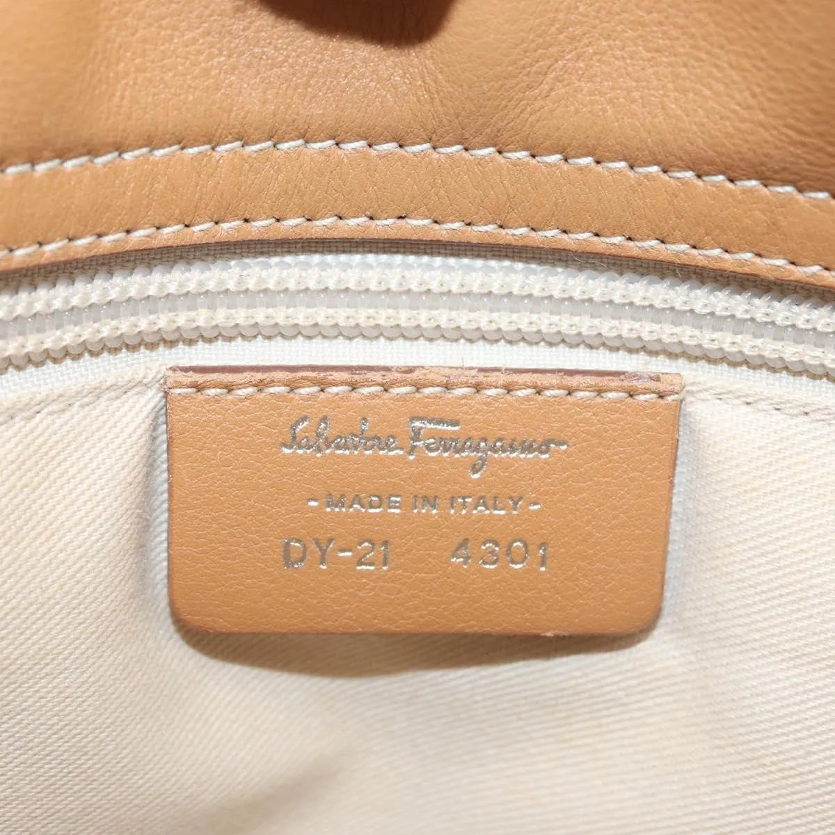 Salvatore Ferragamo Vintage Leather Beige Leather Handbag (Pre-Owned)