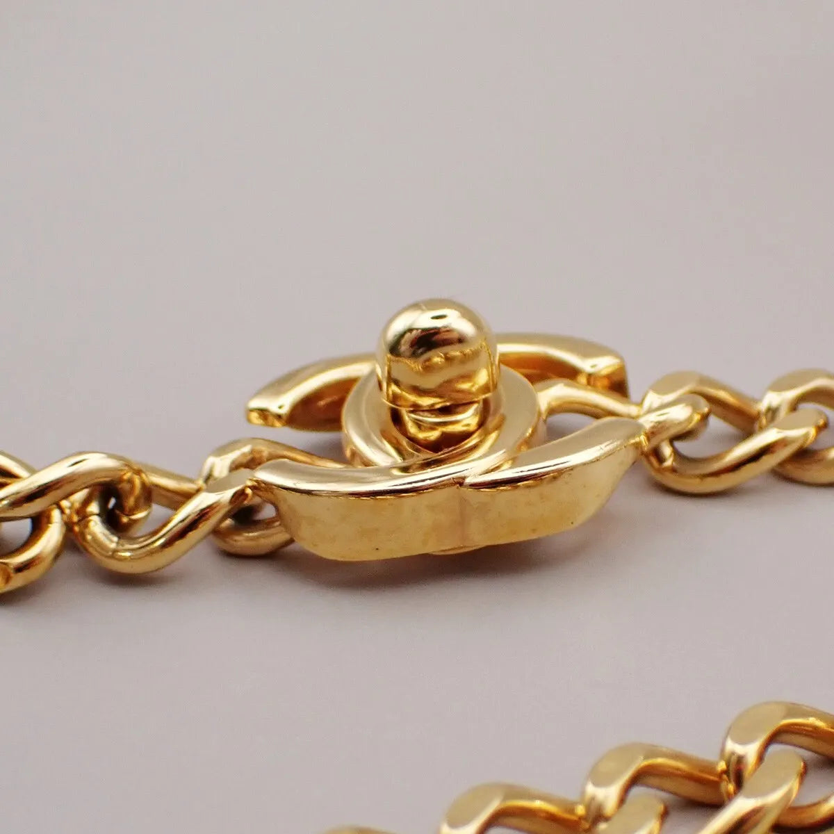 Chanel Vintage Turnlock Reissue Chain Metal Gold Gold_Plated Jewelry (Pre-Owned)