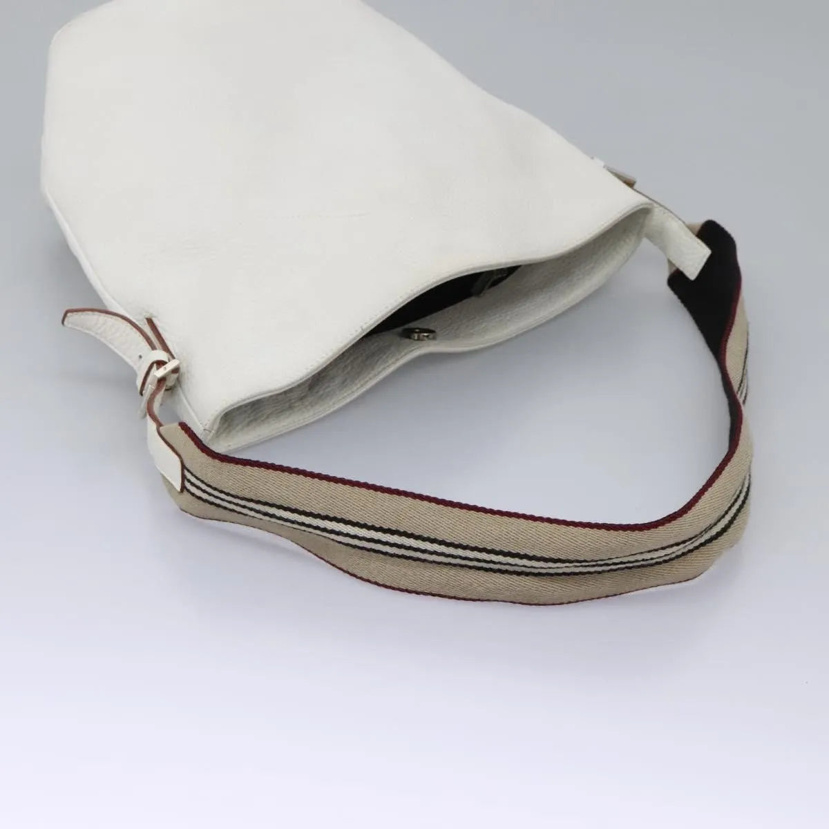 Burberry Vintage Leather White Leather Shoulder Bag Bag (Pre-Owned)