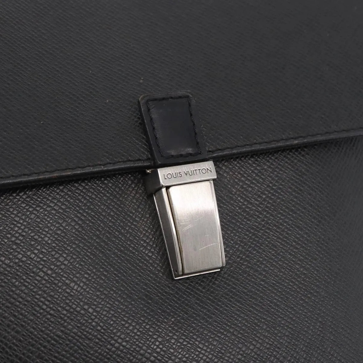Louis Vuitton Yaranga Messenger Taiga Leather Black Leather Shoulder Bag Bag (Pre-Owned)