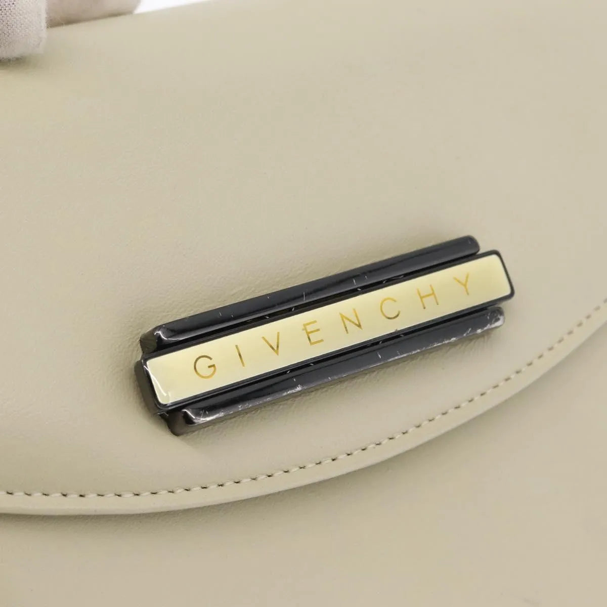 Givenchy Vintage Leather Beige Leather Handbag (Pre-Owned)