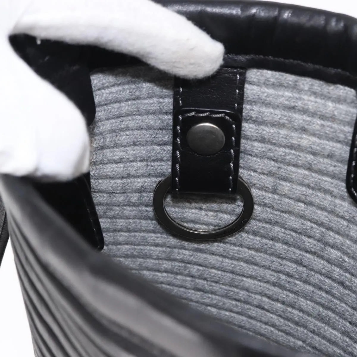 Salvatore Ferragamo Gancini Leather Black Leather Shoulder Bag Bag (Pre-Owned)