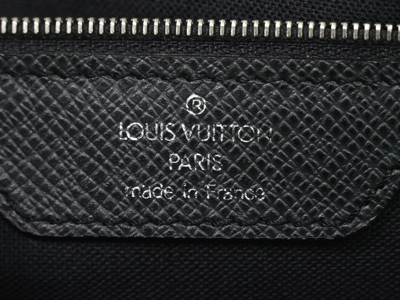Louis Vuitton Alexei Messenger Taiga Leather Black Leather Shoulder Bag Bag (Pre-Owned)