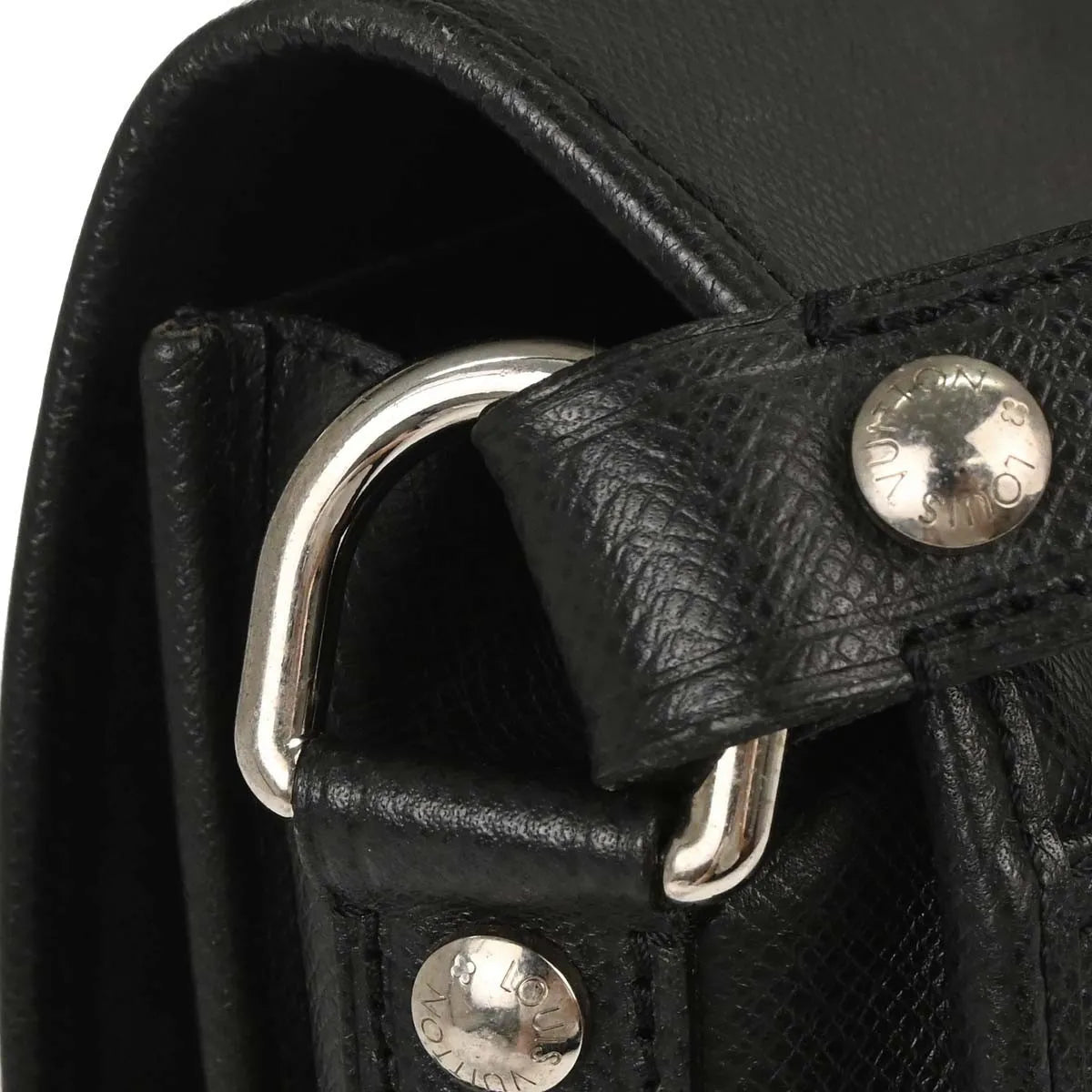 Louis Vuitton Andrei Messenger Taiga Leather Black Leather Shoulder Bag Bag (Pre-Owned)