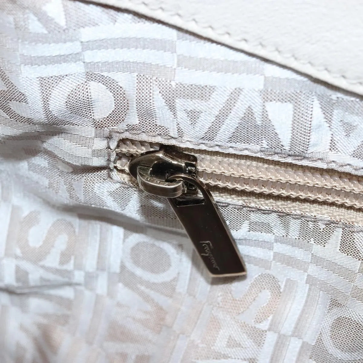 Salvatore Ferragamo Vintage Gancini Hobo Leather White Leather Shoulder Bag Bag (Pre-Owned)