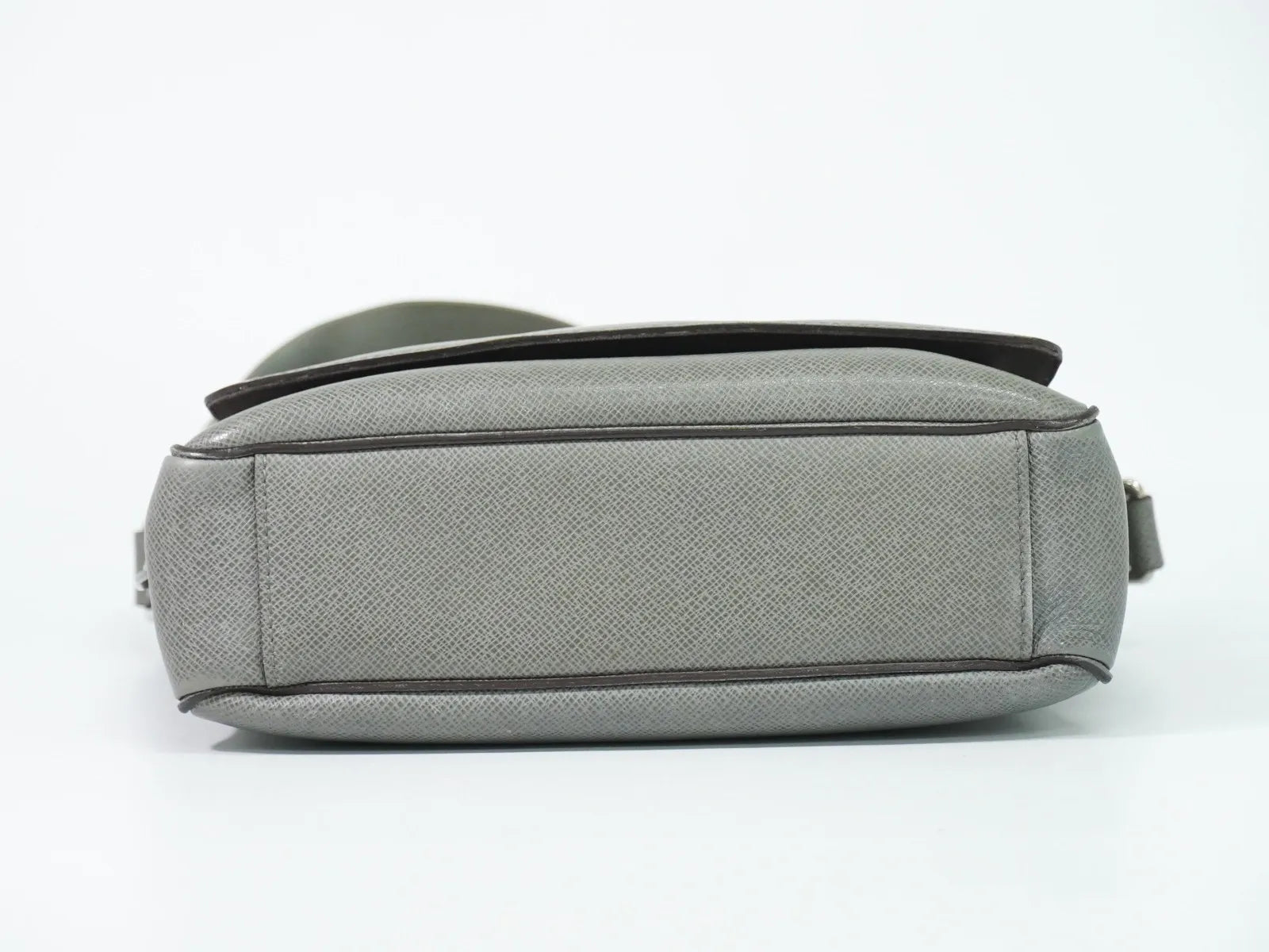 Louis Vuitton Roman Taiga Leather Gray Leather Shoulder Bag Bag (Pre-Owned)