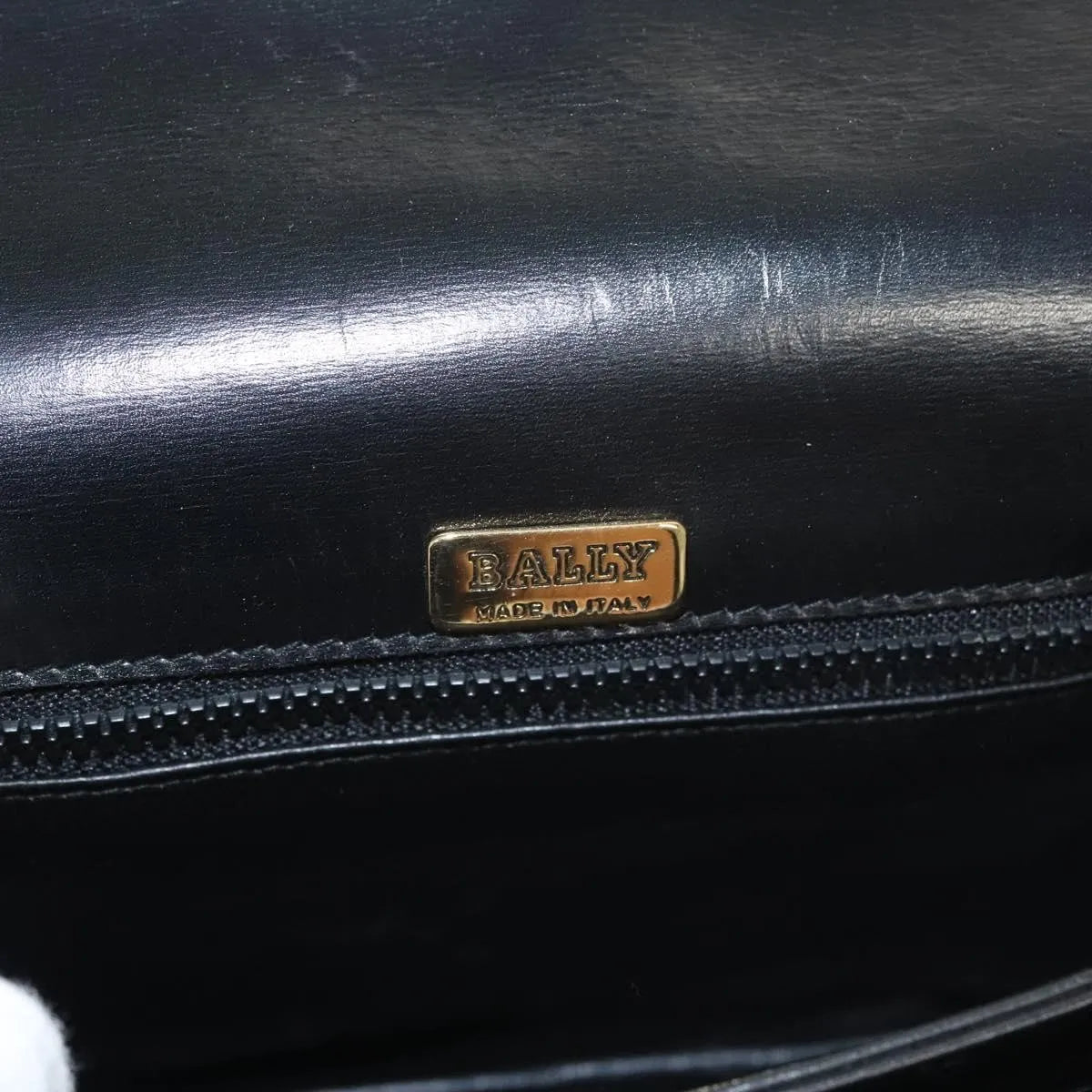 Bally Vintage Leather Black Leather Shoulder Bag Bag (Pre-Owned)
