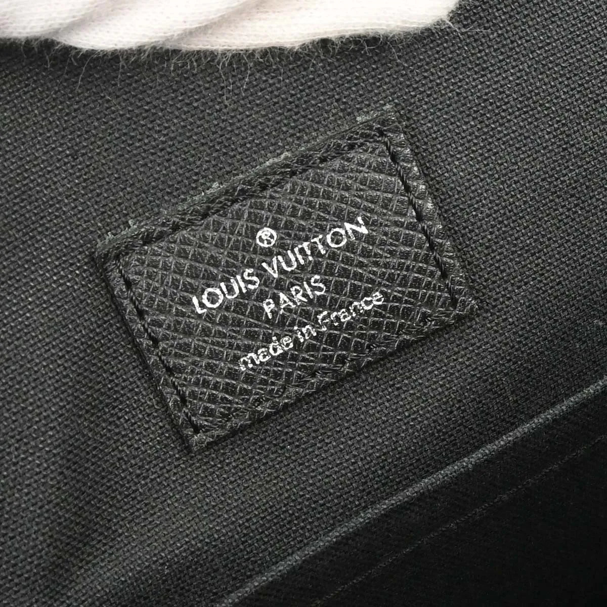 Louis Vuitton Andrei Messenger Taiga Leather Black Leather Shoulder Bag Bag (Pre-Owned)
