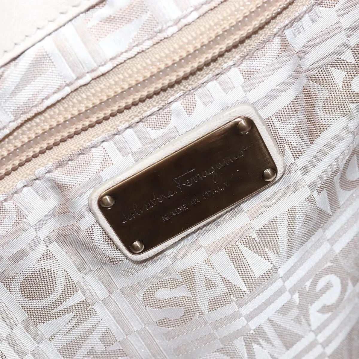 Salvatore Ferragamo Vintage Gancini Hobo Leather White Leather Shoulder Bag Bag (Pre-Owned)