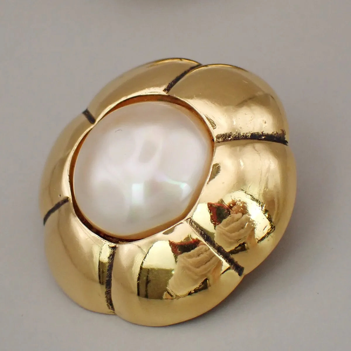 Chanel Vintage Cc Flower Clip-On Imitation Pearls In Gold Plated Gold Gold_Plated Earrings Jewelry (Pre-Owned)