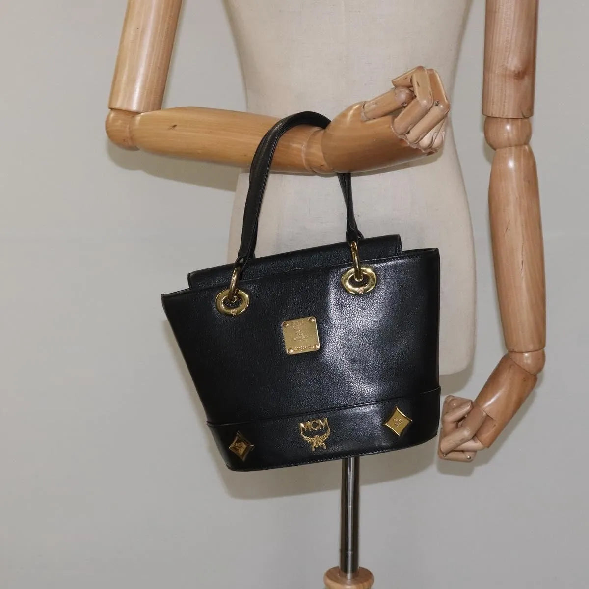 MCM Vintage Leather Black Leather Handbag (Pre-Owned)