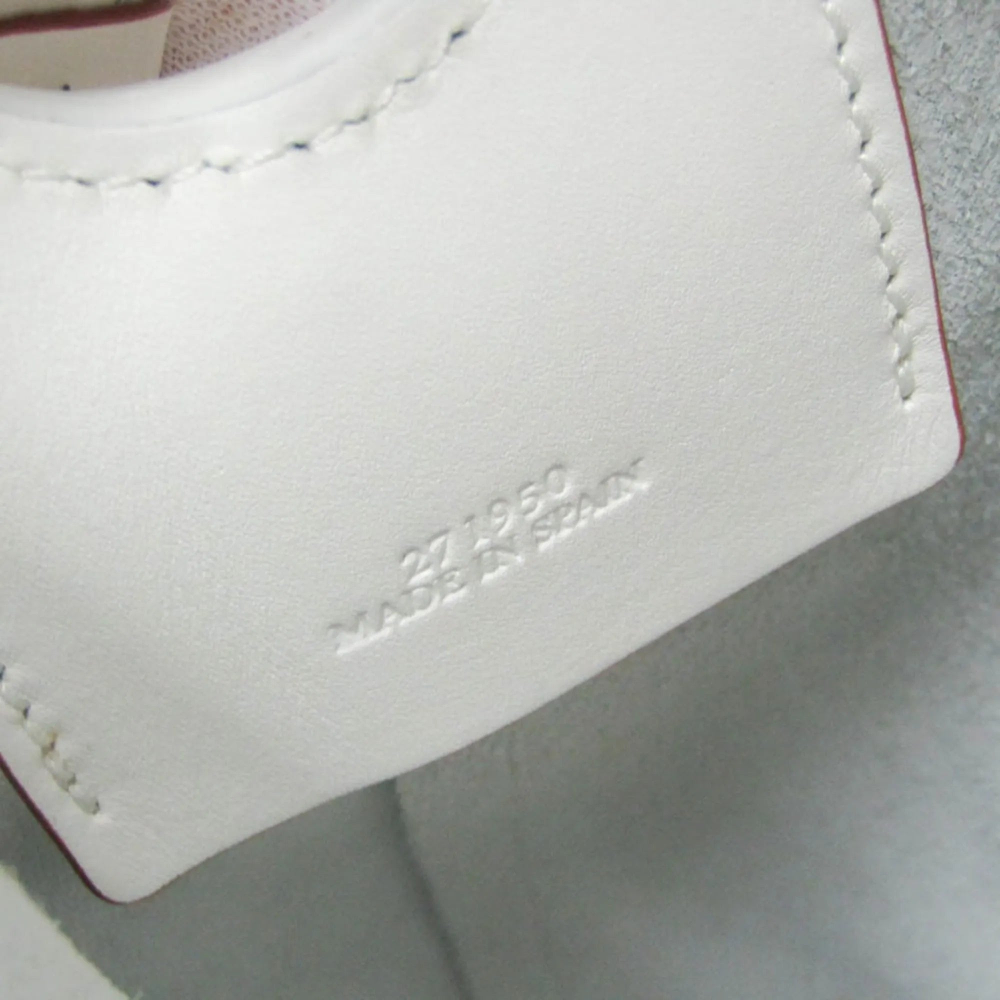 Loewe Balloon Bucket Leather White Leather Handbag (Pre-Owned)