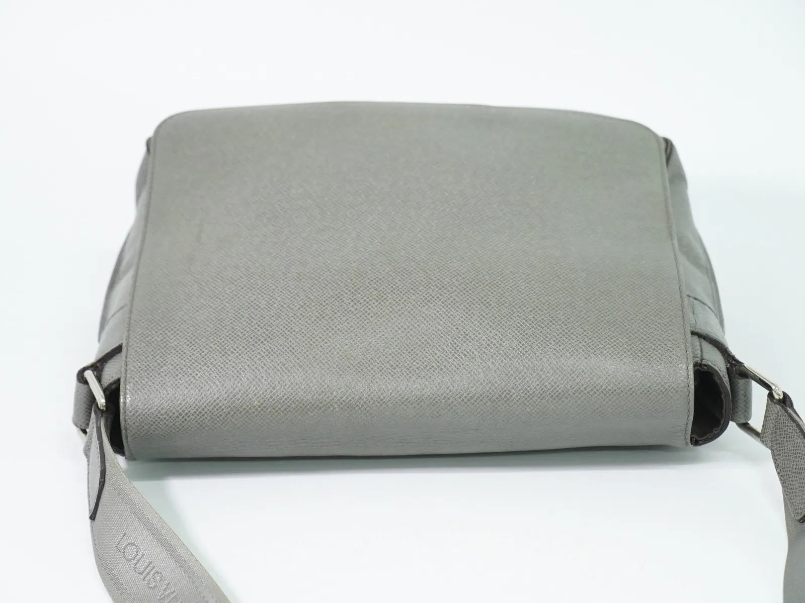 Louis Vuitton Roman Taiga Leather Gray Leather Shoulder Bag Bag (Pre-Owned)