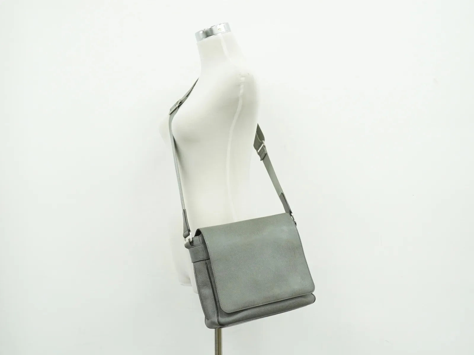 Louis Vuitton Roman Taiga Leather Gray Leather Shoulder Bag Bag (Pre-Owned)