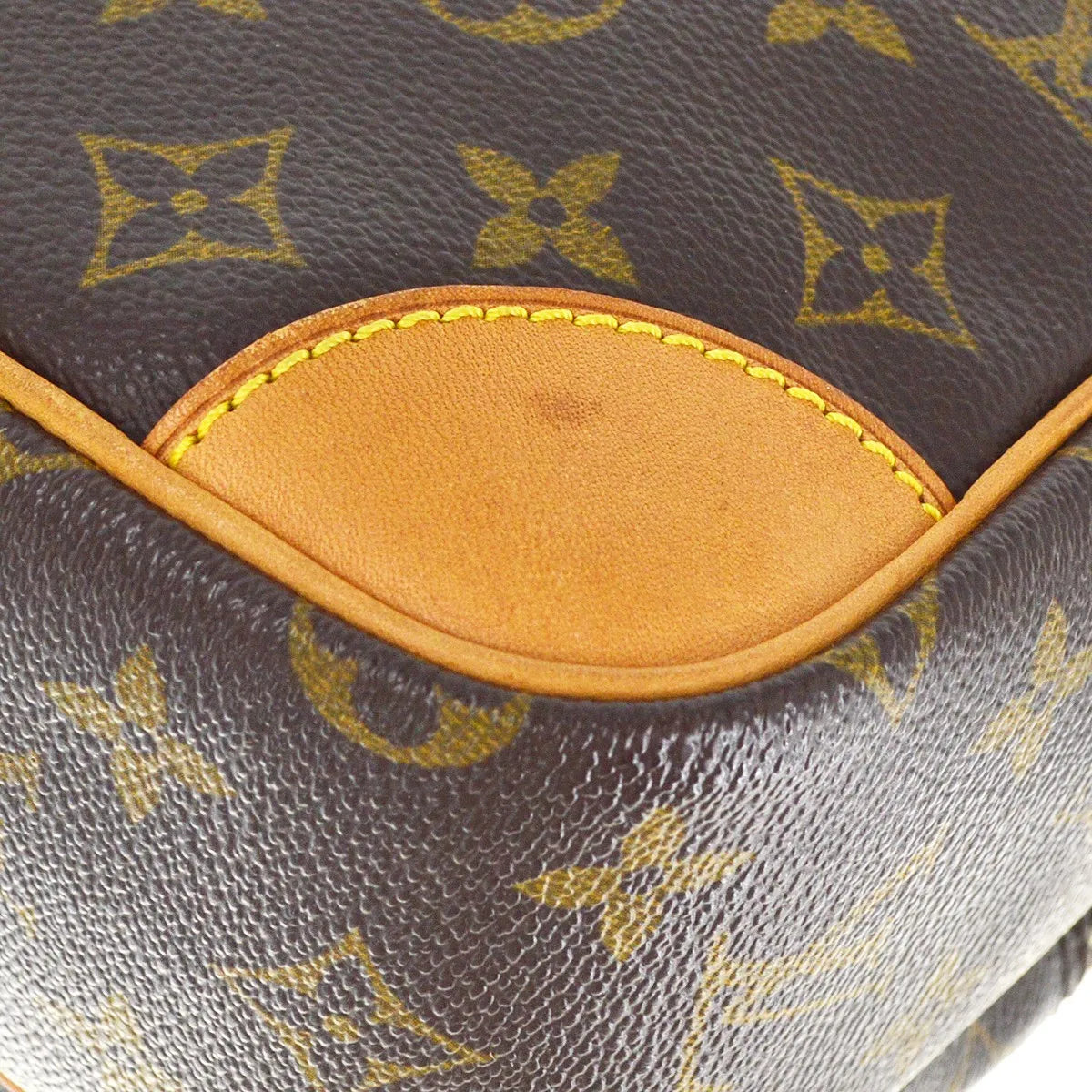 Louis Vuitton Nil Messenger Monogram Canvas Brown Canvas Shoulder Bag Bag (Pre-Owned)