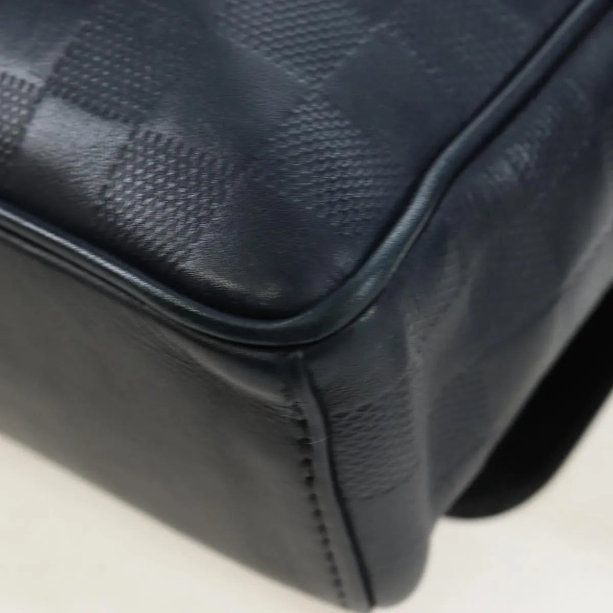 Louis Vuitton District Messenger Damier Infini Leather Black Leather Shoulder Bag Bag (Pre-Owned)