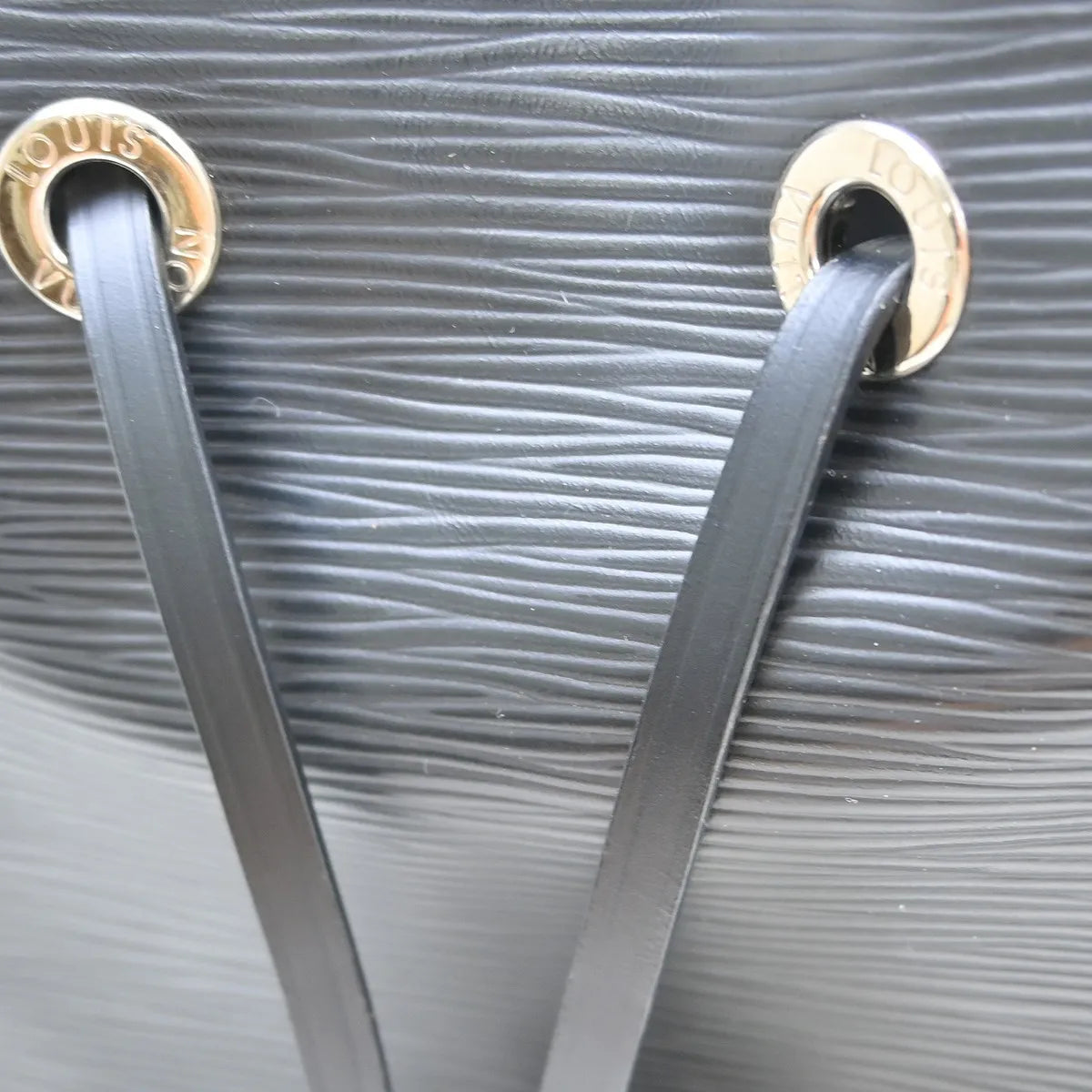 Louis Vuitton Neonoe Epi Leather Black Leather Handbag (Pre-Owned)