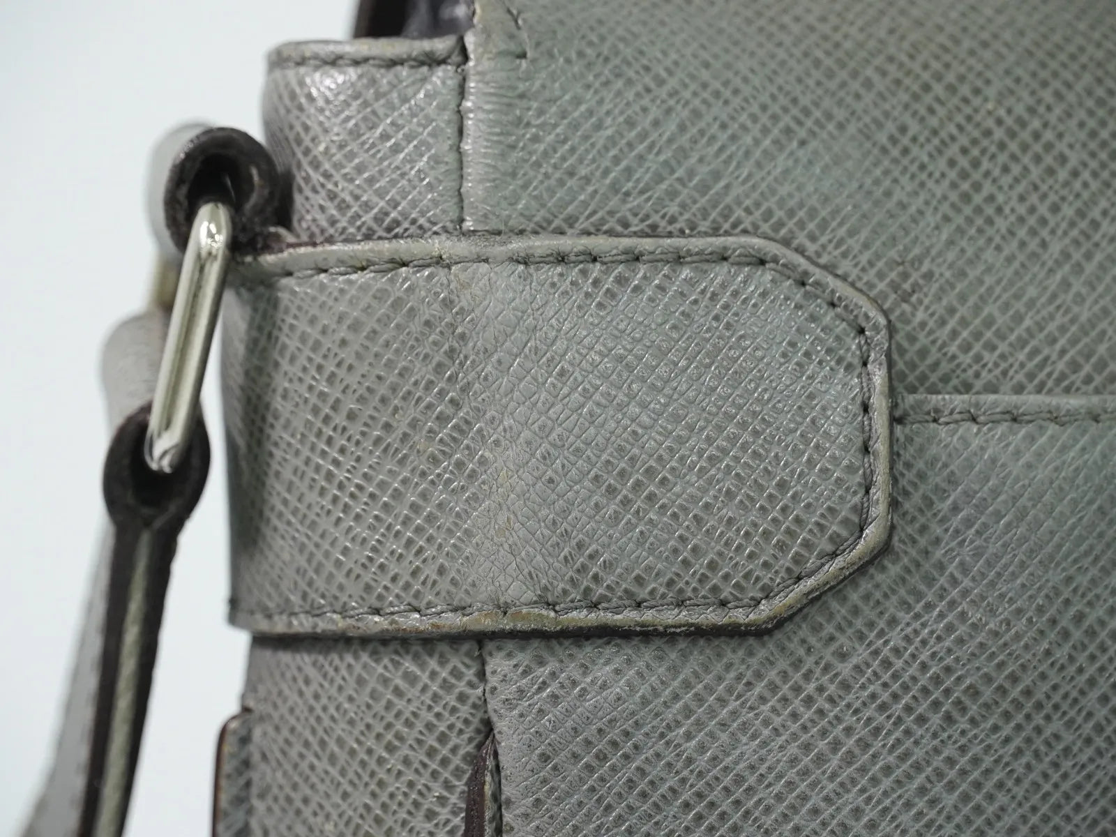 Louis Vuitton Roman Taiga Leather Gray Leather Shoulder Bag Bag (Pre-Owned)