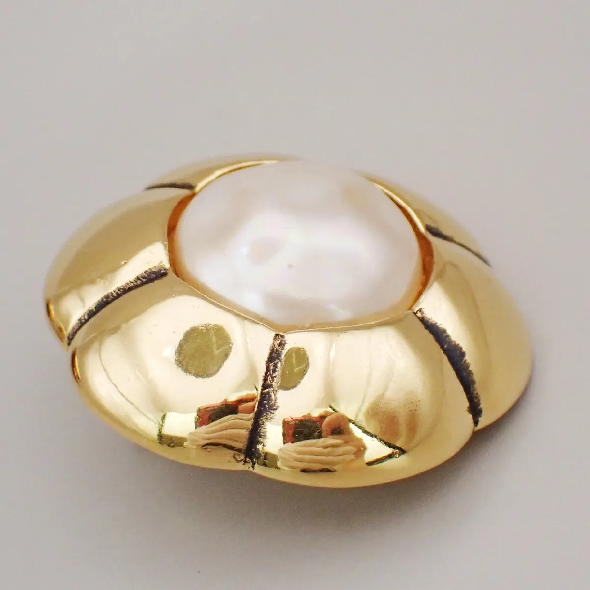 Chanel Vintage Cc Flower Clip-On Imitation Pearls In Gold Plated Gold Gold_Plated Earrings Jewelry (Pre-Owned)