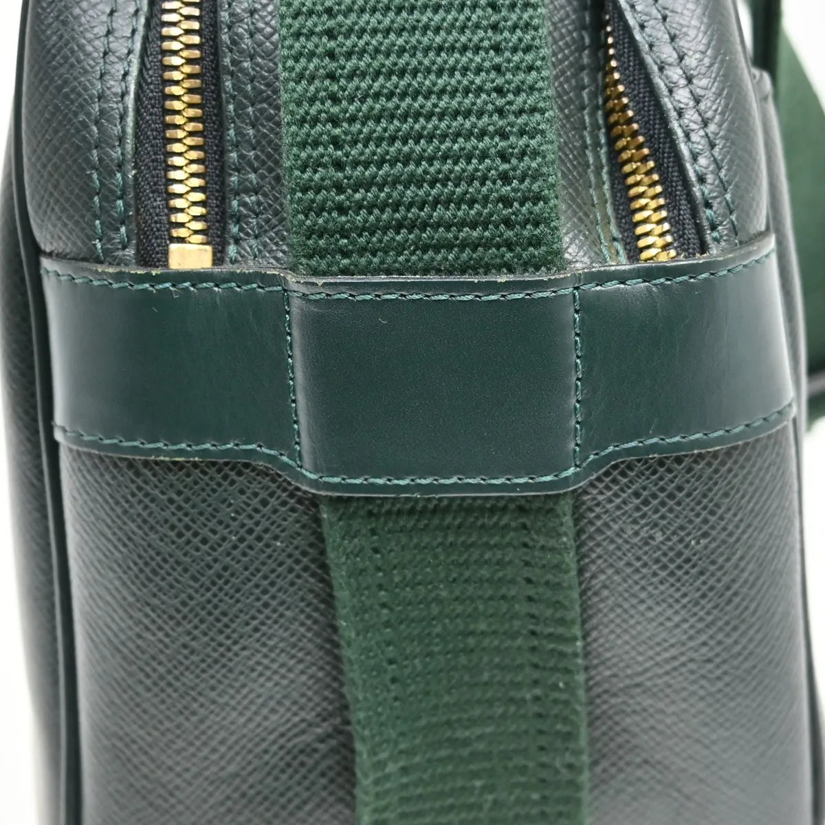 Louis Vuitton Reporter Taiga Leather Green Leather Shoulder Bag Bag (Pre-Owned)