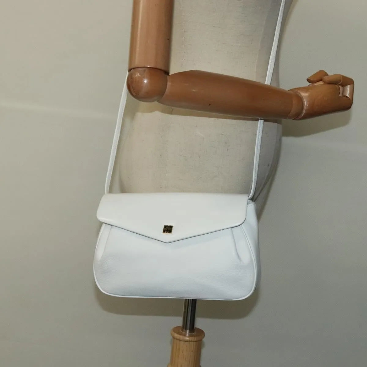 Givenchy Vintage 4G Leather White Leather Shoulder Bag Bag (Pre-Owned)