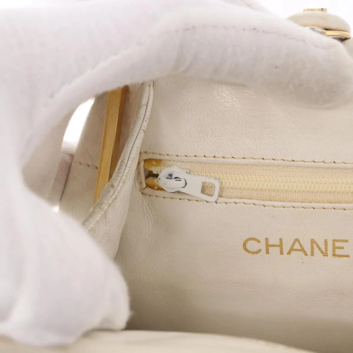 Chanel Vintage Diamond Cc Tassel Quilted Lambskin White Leather Shoulder Bag Bag (Pre-Owned)