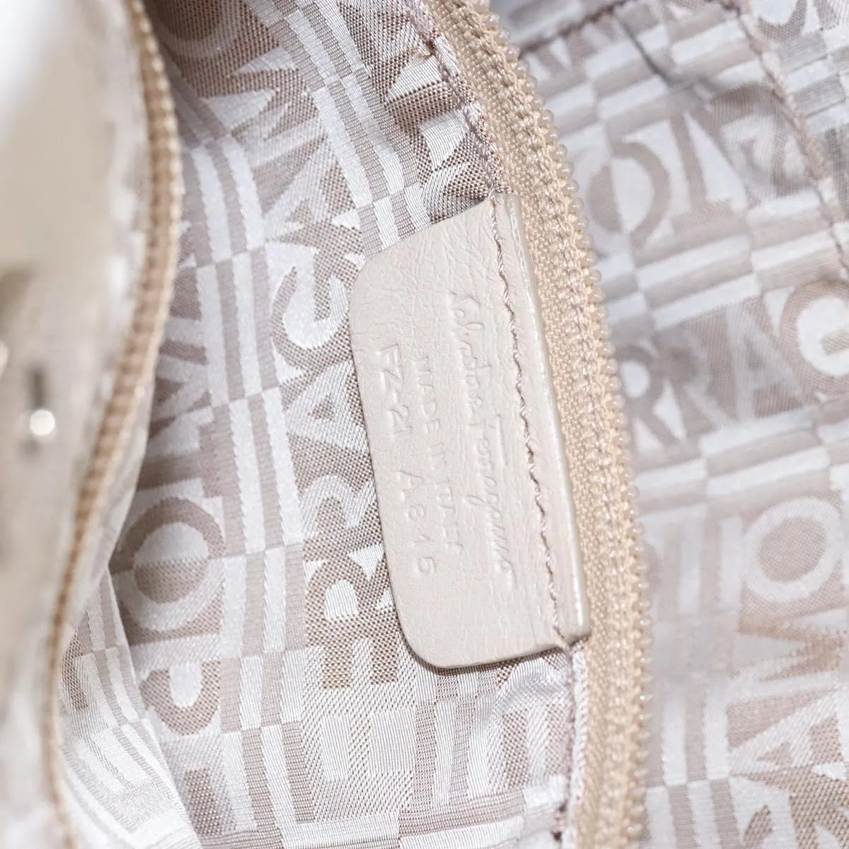 Salvatore Ferragamo Vintage Gancini Hobo Leather White Leather Shoulder Bag Bag (Pre-Owned)