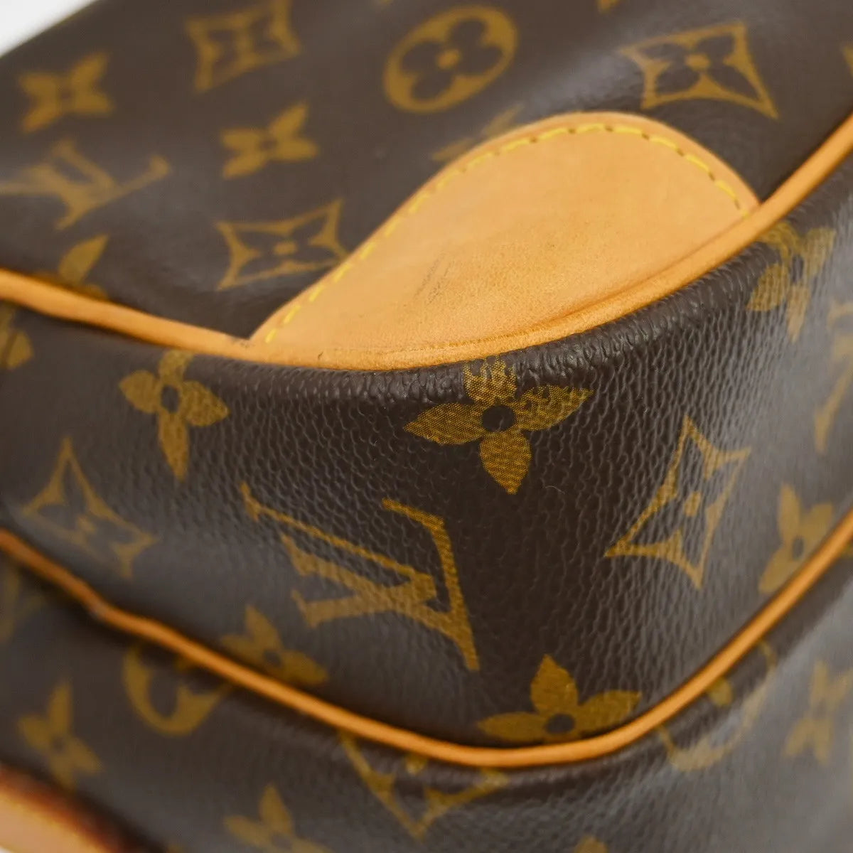 Louis Vuitton Nil Messenger Monogram Canvas Brown Canvas Shoulder Bag Bag (Pre-Owned)