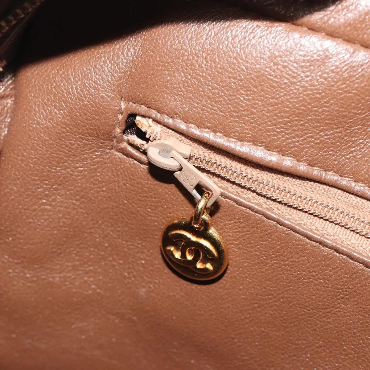 Chanel Vintage Diamond Cc Flap Pocket Quilted Lambskin Beige Leather Shoulder Bag Bag (Pre-Owned)