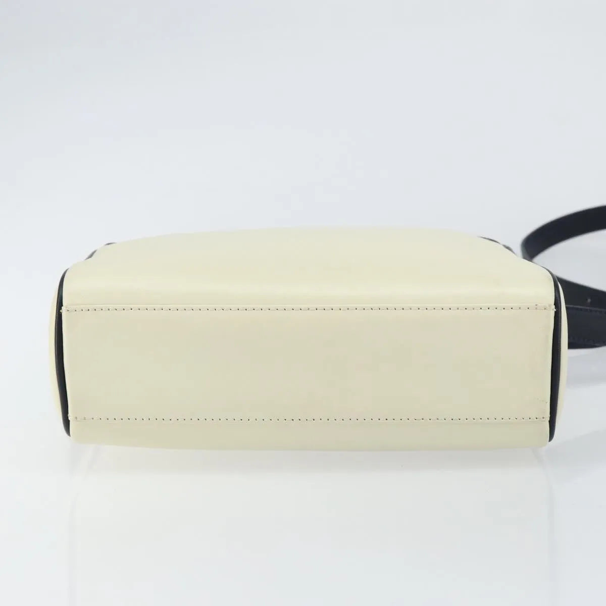 Burberry Vintage Leather White Leather Shoulder Bag Bag (Pre-Owned)