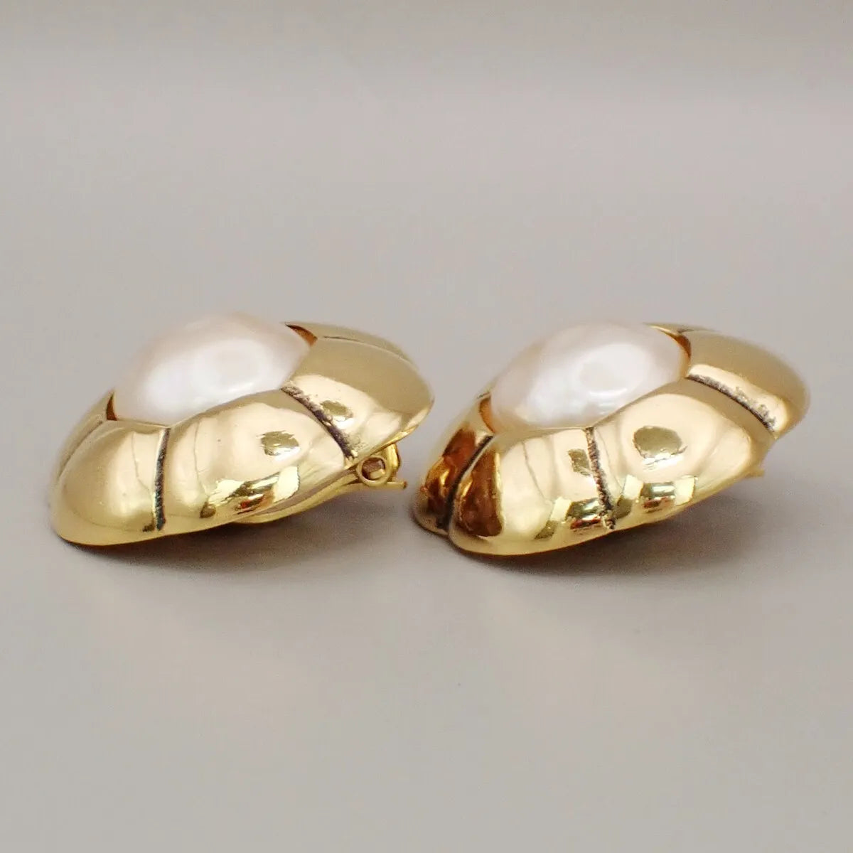 Chanel Vintage Cc Flower Clip-On Imitation Pearls In Gold Plated Gold Gold_Plated Earrings Jewelry (Pre-Owned)