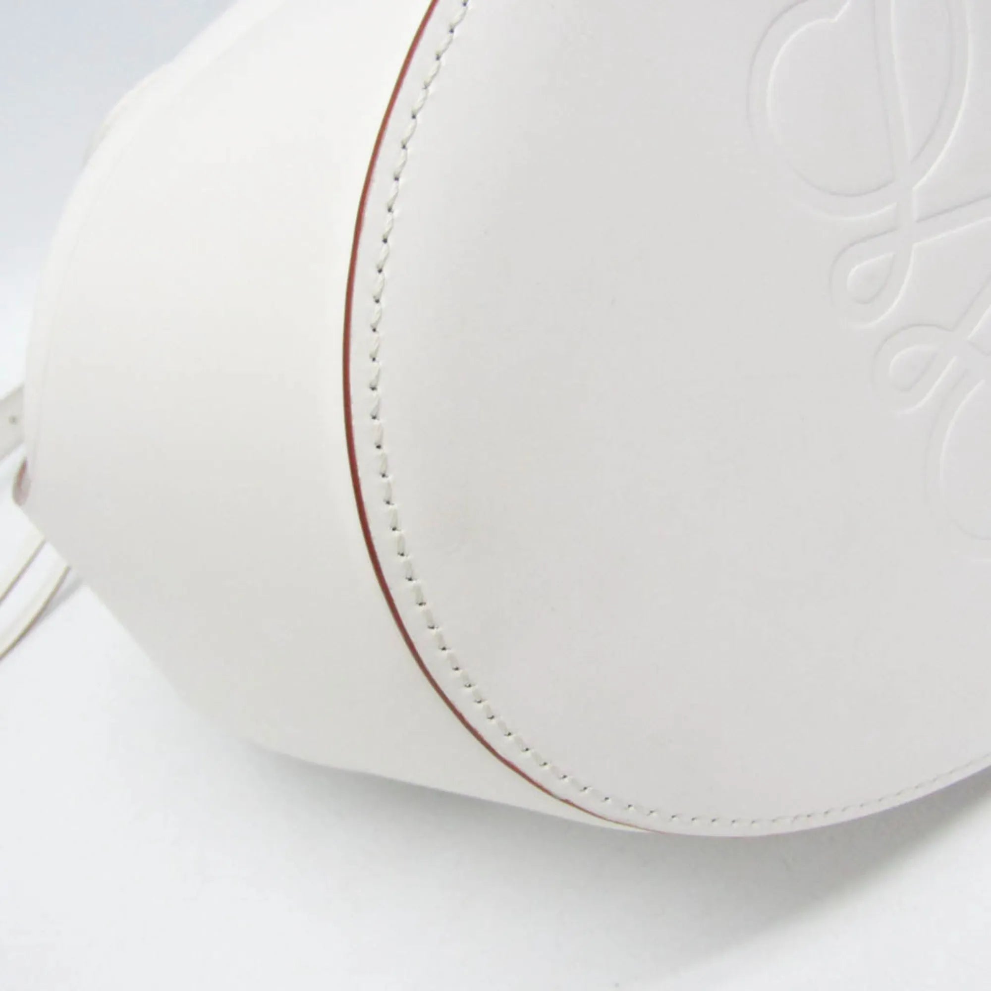 Loewe Balloon Bucket Leather White Leather Handbag (Pre-Owned)