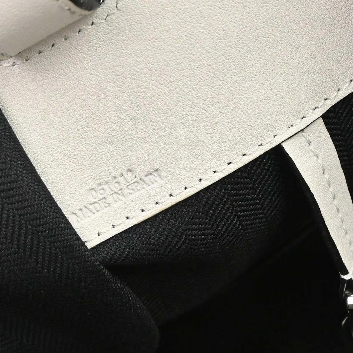 Loewe Hammock Leather White Leather Handbag (Pre-Owned)