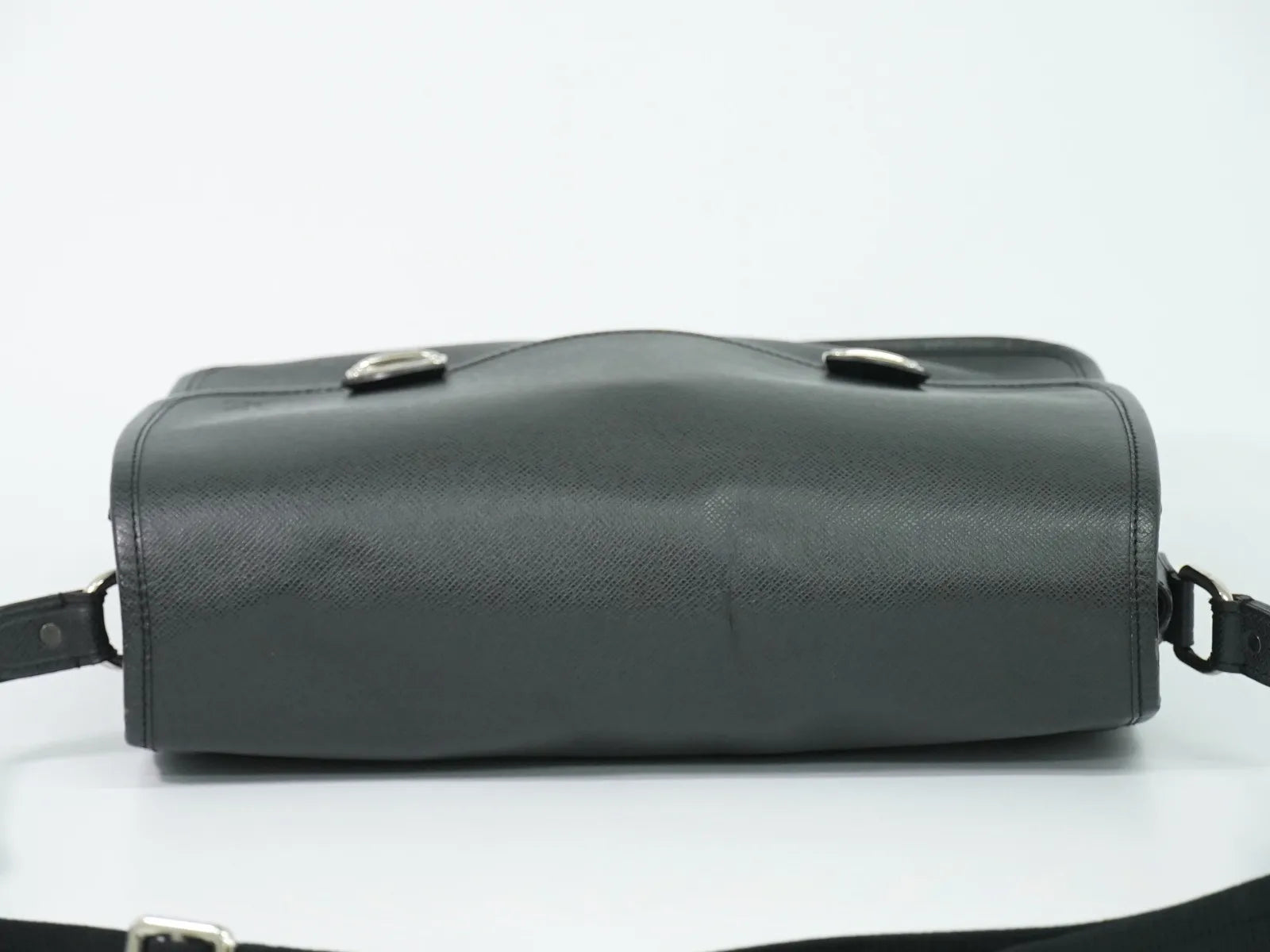 Louis Vuitton Alexei Messenger Taiga Leather Black Leather Shoulder Bag Bag (Pre-Owned)