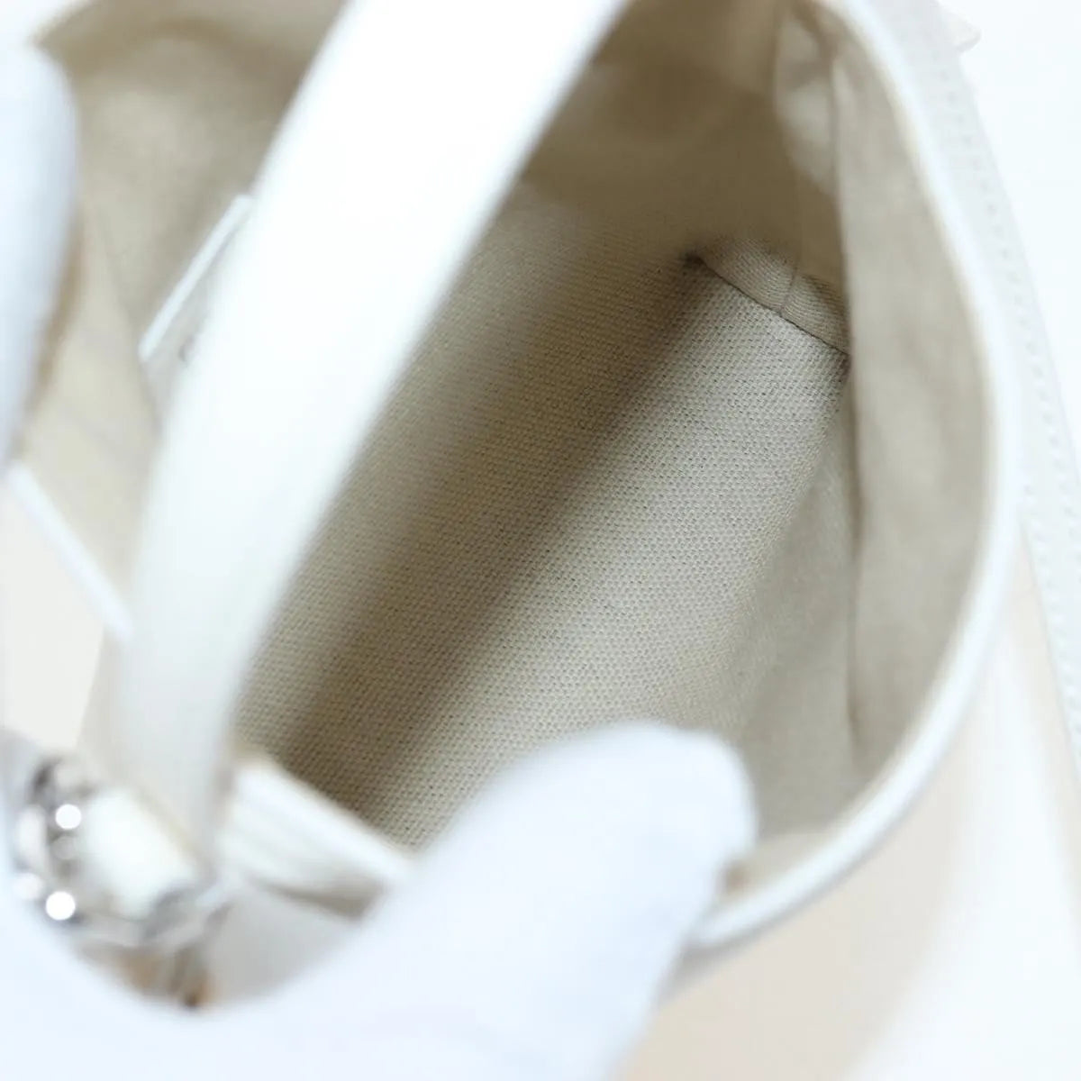 Givenchy Voyou Leather White Leather Shoulder Bag Bag (Pre-Owned)