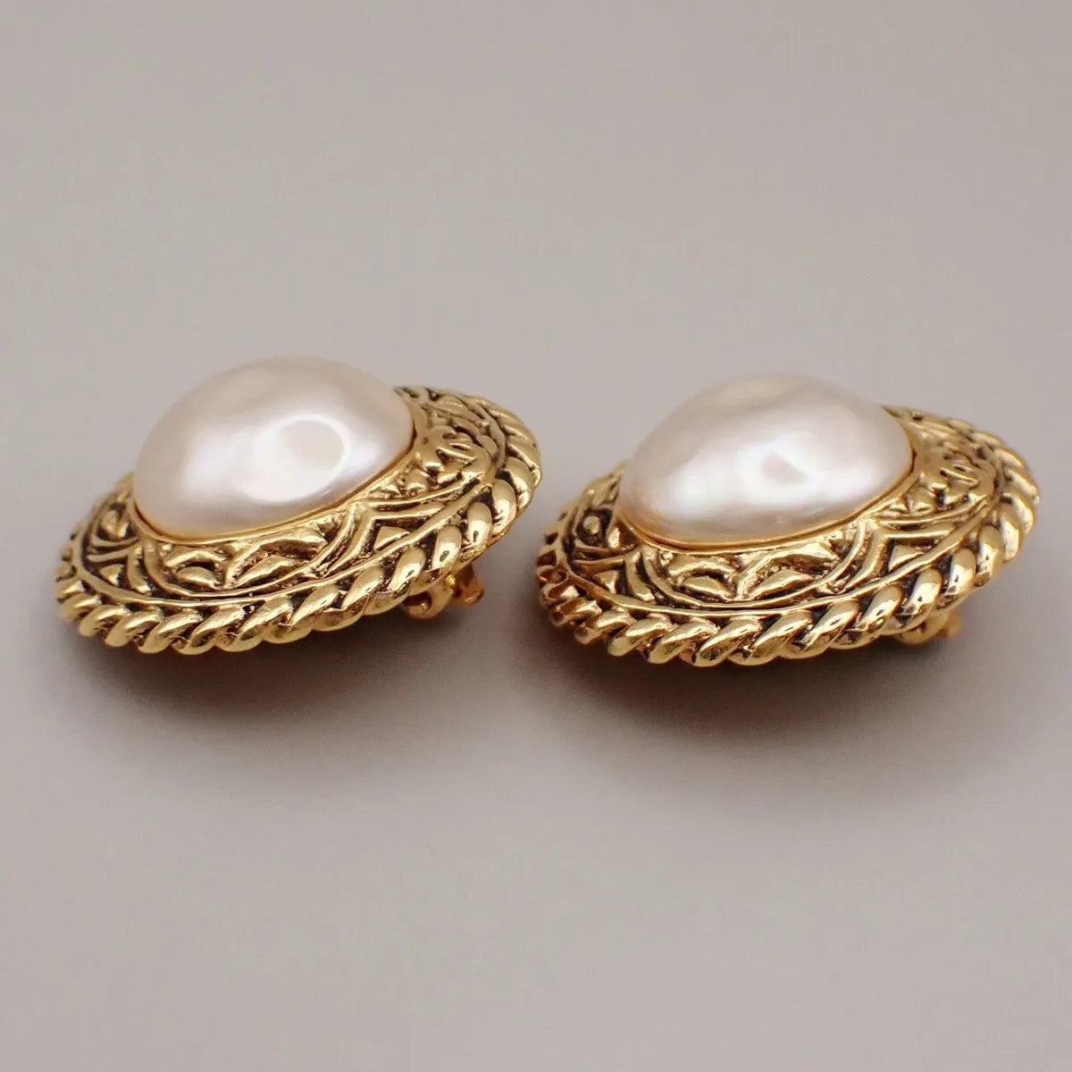 Chanel Vintage Round Chain Clip-On Metal With Faux Pearl Gold Gold_Plated Earrings Jewelry (Pre-Owned)
