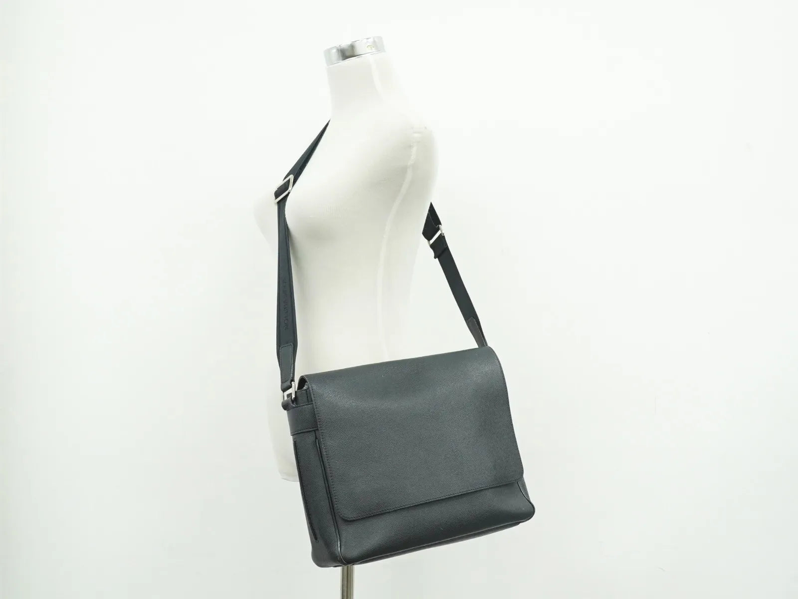 Louis Vuitton Roman Taiga Leather Navy Leather Shoulder Bag Bag (Pre-Owned)