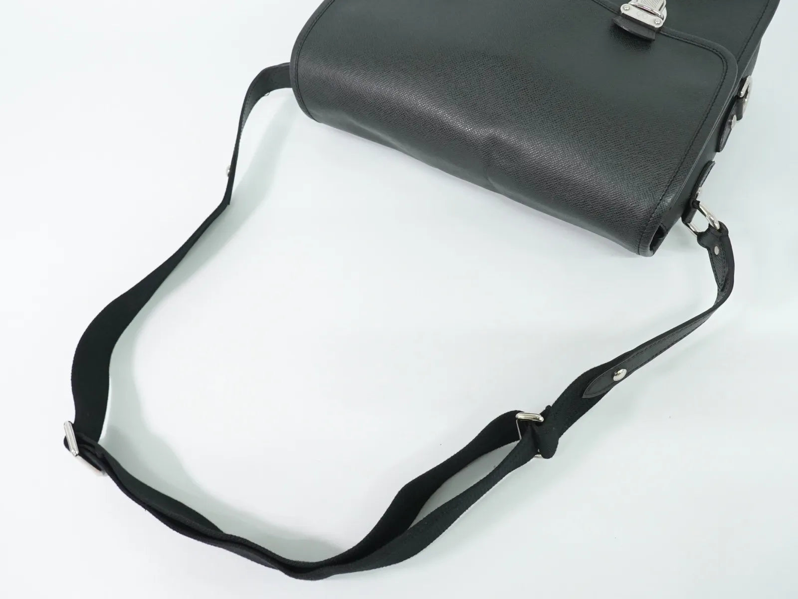 Louis Vuitton Alexei Messenger Taiga Leather Black Leather Shoulder Bag Bag (Pre-Owned)