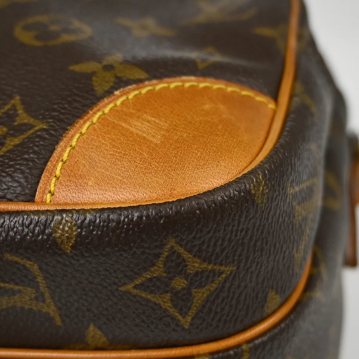 Louis Vuitton Nil Messenger Monogram Canvas Brown Canvas Shoulder Bag Bag (Pre-Owned)