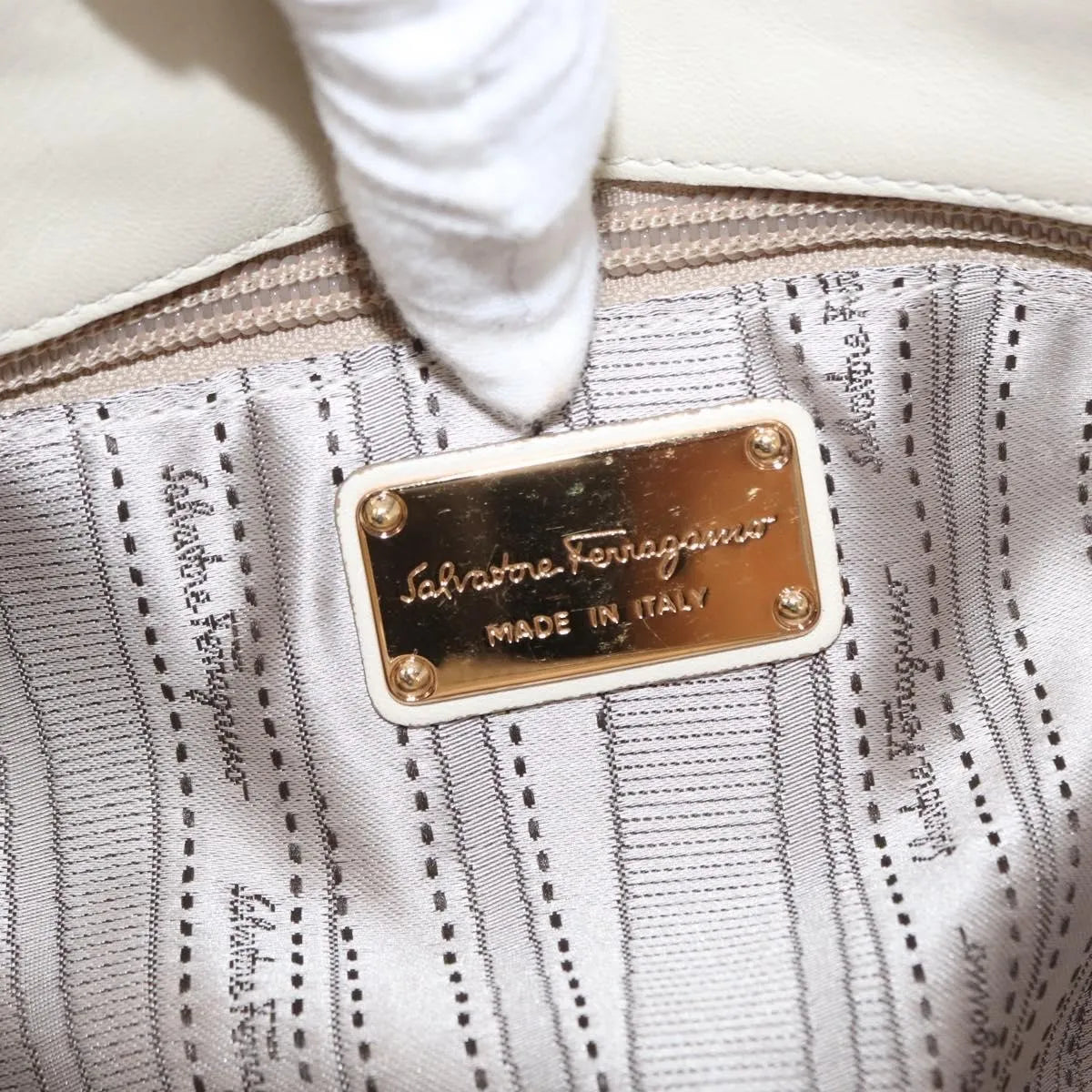 Salvatore Ferragamo Betulla Chain Tote Leather White Leather Handbag (Pre-Owned)