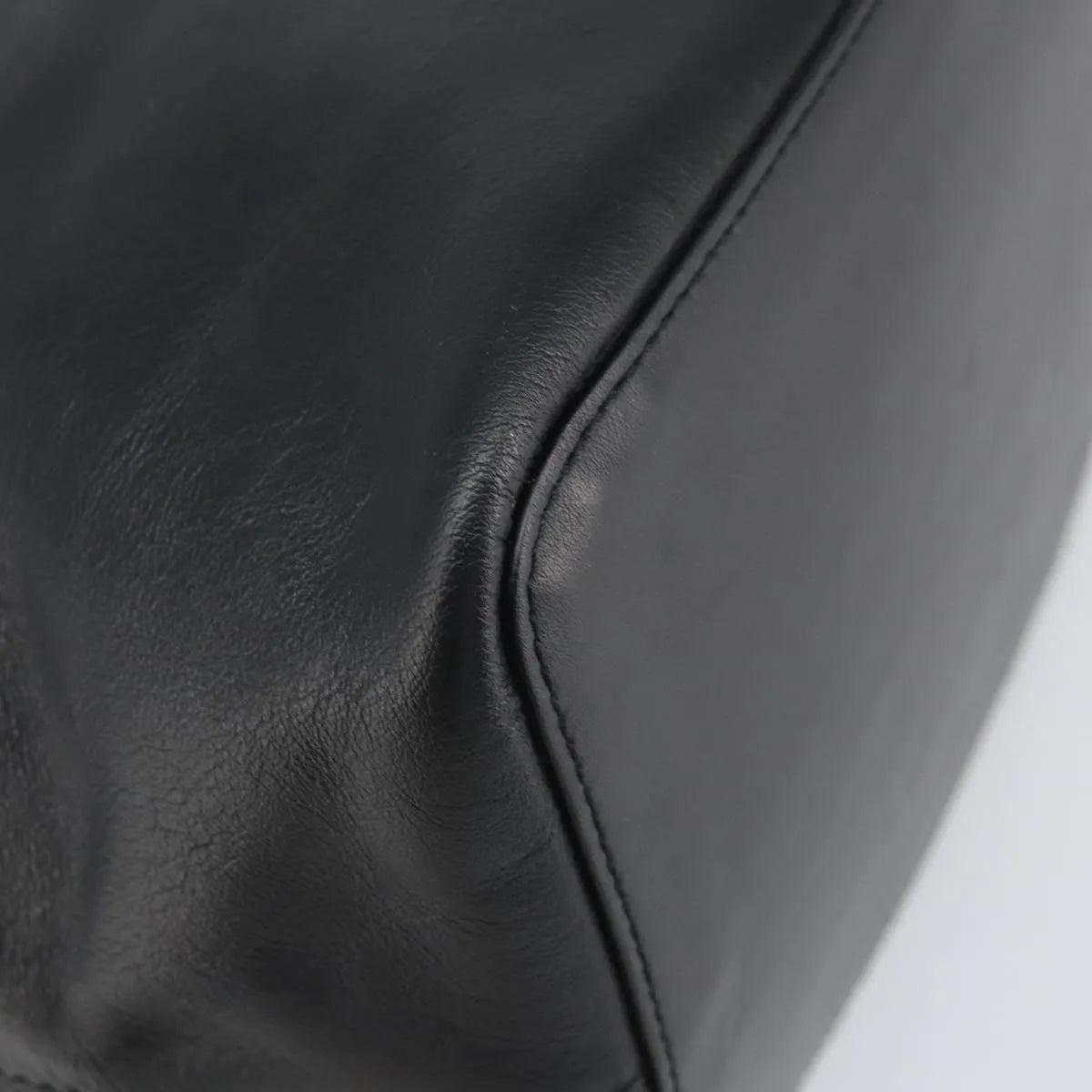 Loewe Vintage Leather Black Leather Handbag (Pre-Owned)