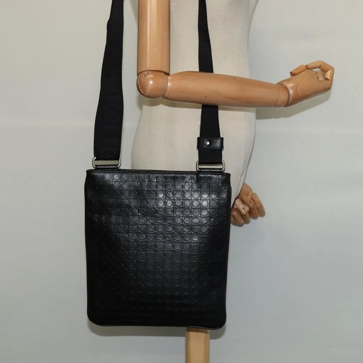 Salvatore Ferragamo Vintage Leather Black Leather Shoulder Bag Bag (Pre-Owned)