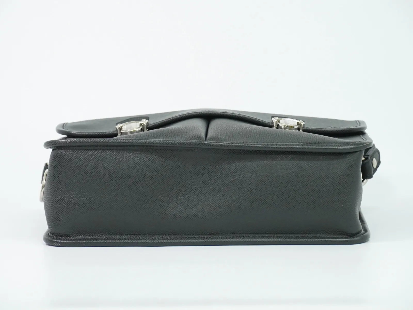 Louis Vuitton Alexei Messenger Taiga Leather Black Leather Shoulder Bag Bag (Pre-Owned)