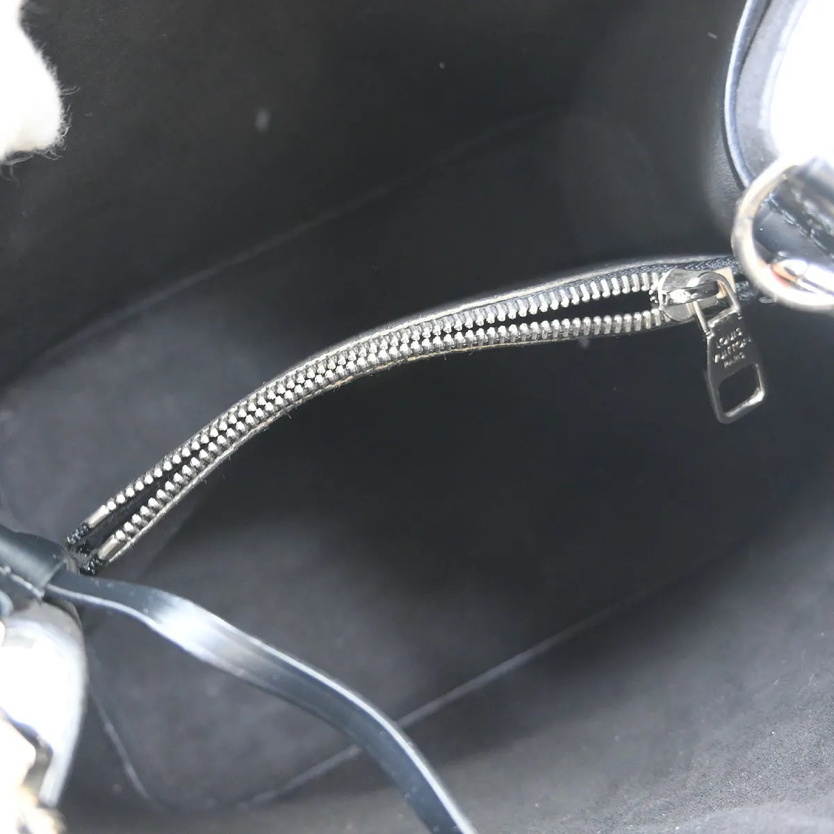 Louis Vuitton Neonoe Epi Leather Black Leather Handbag (Pre-Owned)