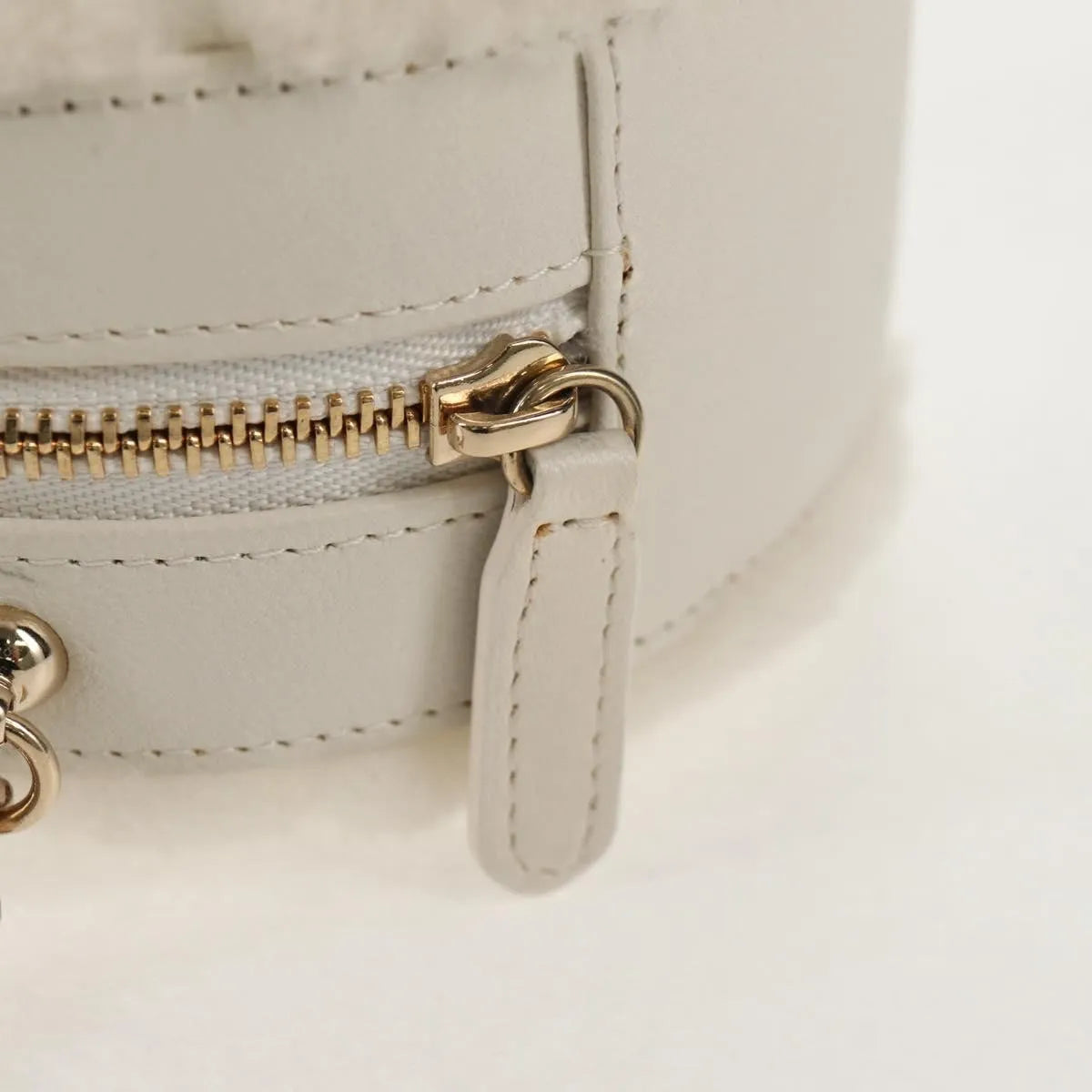 Chanel Round Clutch With Chain Chevron Shearling White Faux_Fur Clutche & Pouche Bag (Pre-Owned)