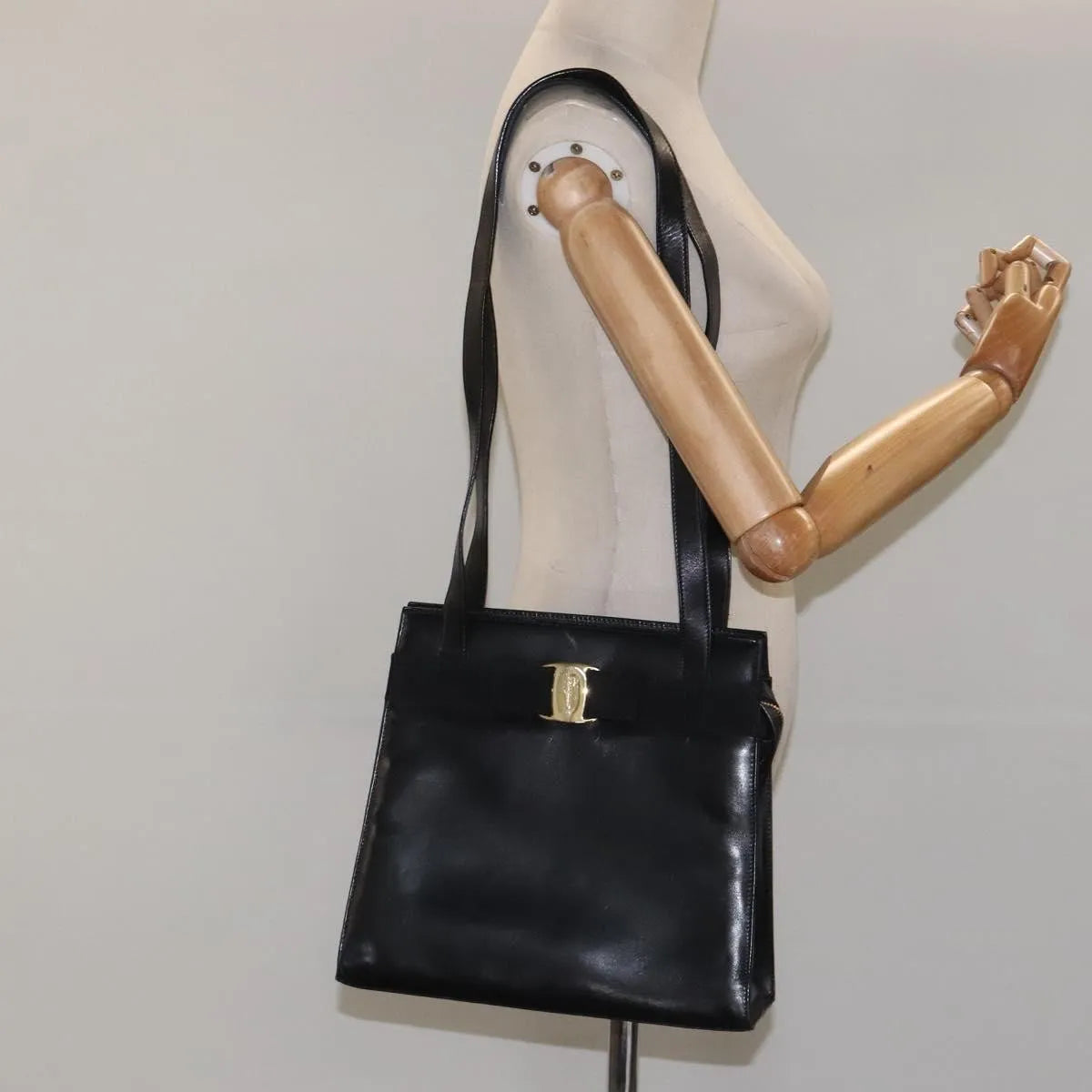 Salvatore Ferragamo Vala Leather Black Leather Shoulder Bag Bag (Pre-Owned)