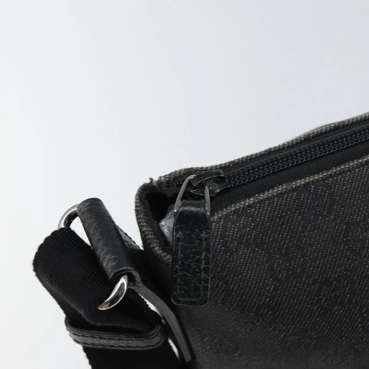Gucci Zip Messenger Gg Canvas With Perforated Leather Black Canvas Shoulder Bag Bag (Pre-Owned)