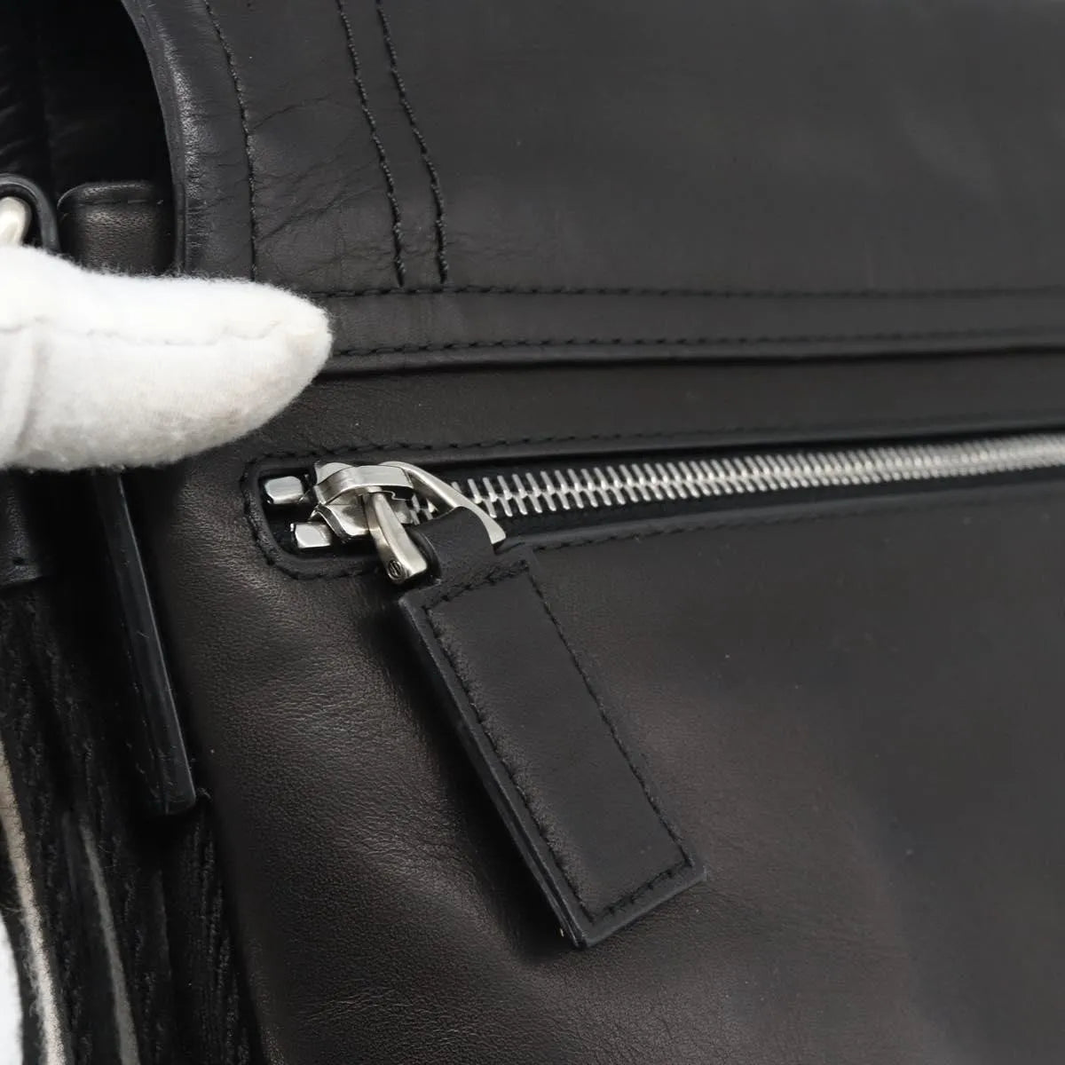 Bally Vintage Leather Black Leather Shoulder Bag Bag (Pre-Owned)