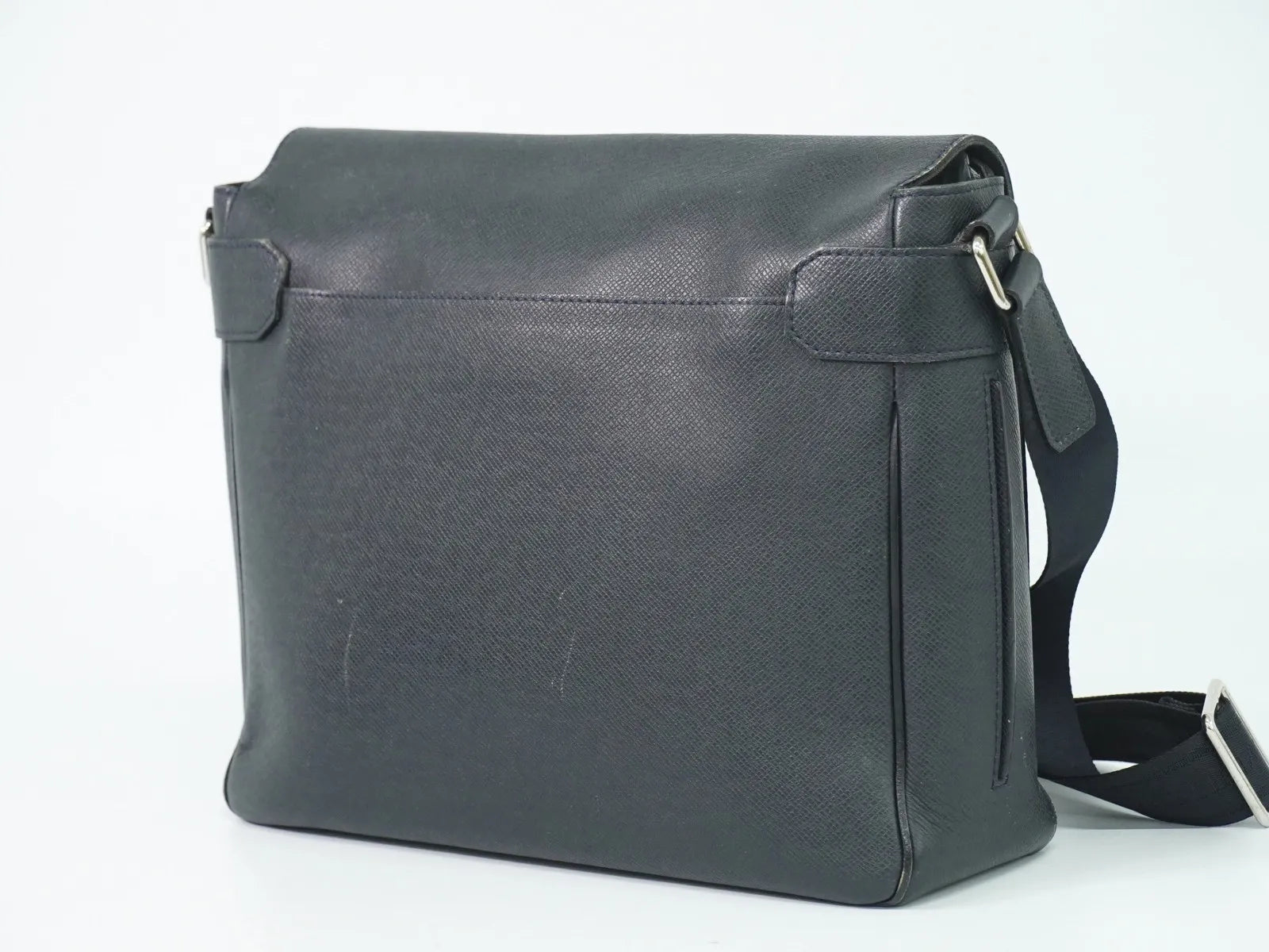 Louis Vuitton Roman Taiga Leather Navy Leather Shoulder Bag Bag (Pre-Owned)