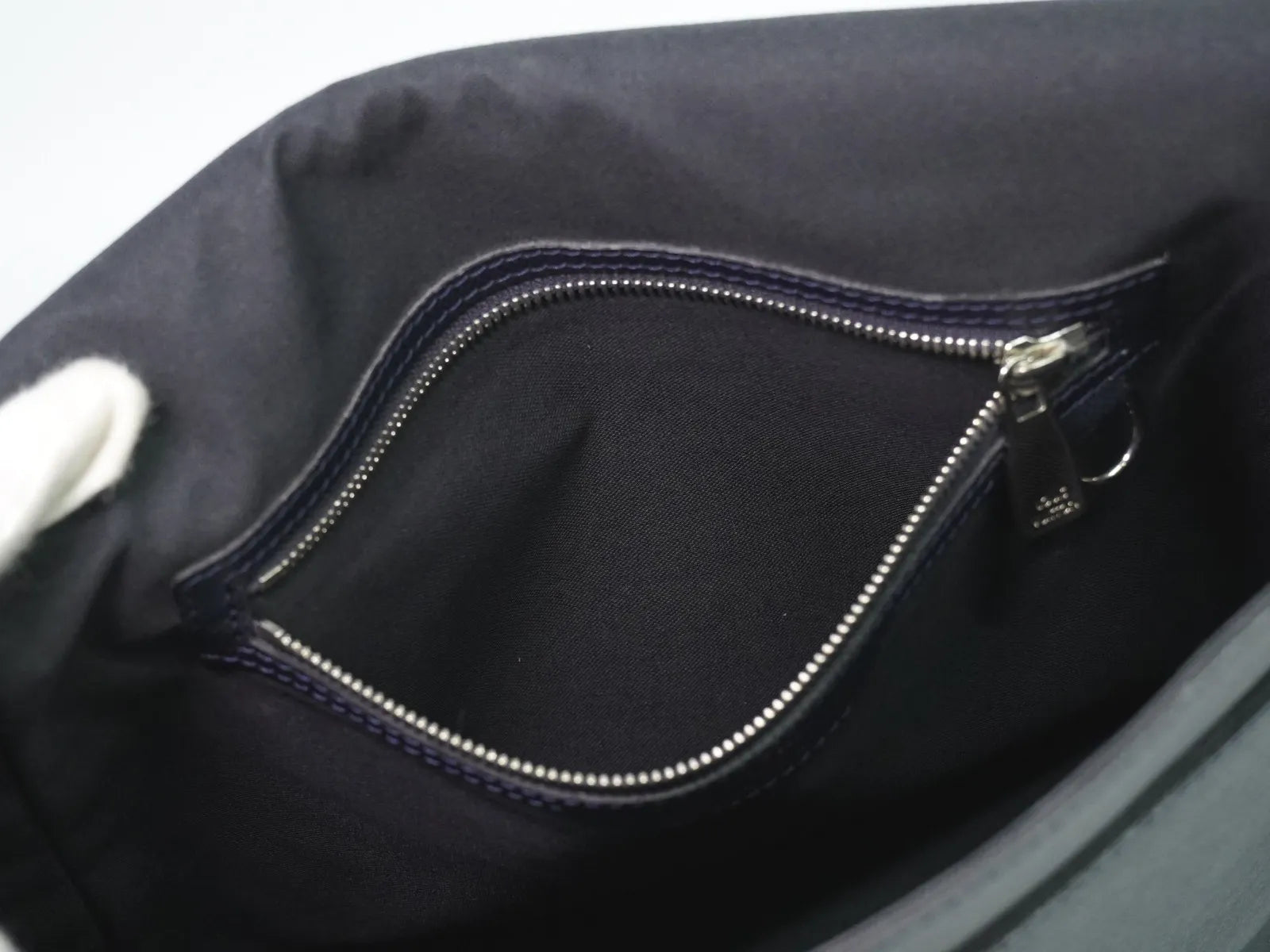 Louis Vuitton Roman Taiga Leather Navy Leather Shoulder Bag Bag (Pre-Owned)